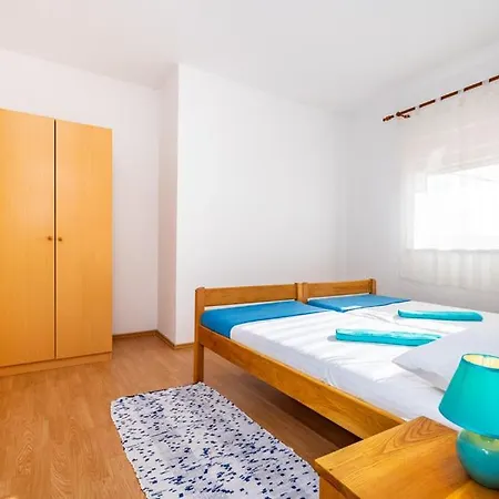 - Starigrad Paklenica-rovanjska, Zadarska *