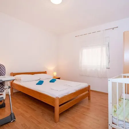- Starigrad Paklenica-rovanjska, Zadarska Apartamento