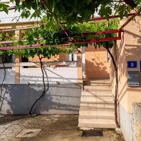 - Starigrad Paklenica-rovanjska, Zadarska *