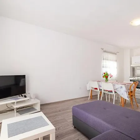 - Starigrad Paklenica-rovanjska, Zadarska *