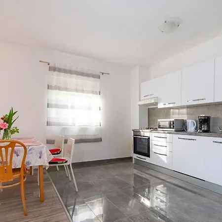 Апартаменты - Starigrad Paklenica-rovanjska, Zadarska *