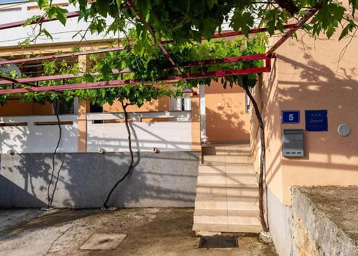 - Starigrad Paklenica-rovanjska, Zadarska *