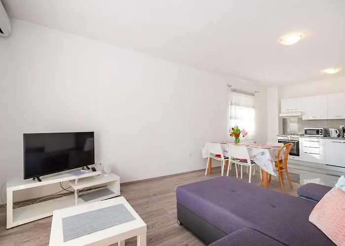 - Starigrad Paklenica-rovanjska, Zadarska *