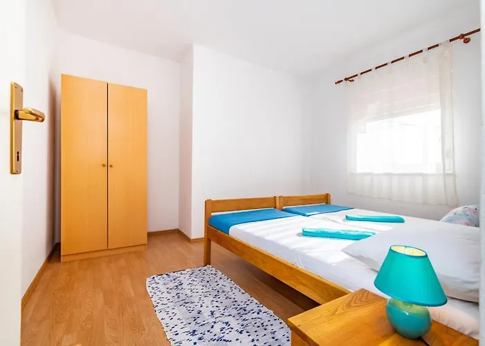 - Starigrad Paklenica-rovanjska, Zadarska *